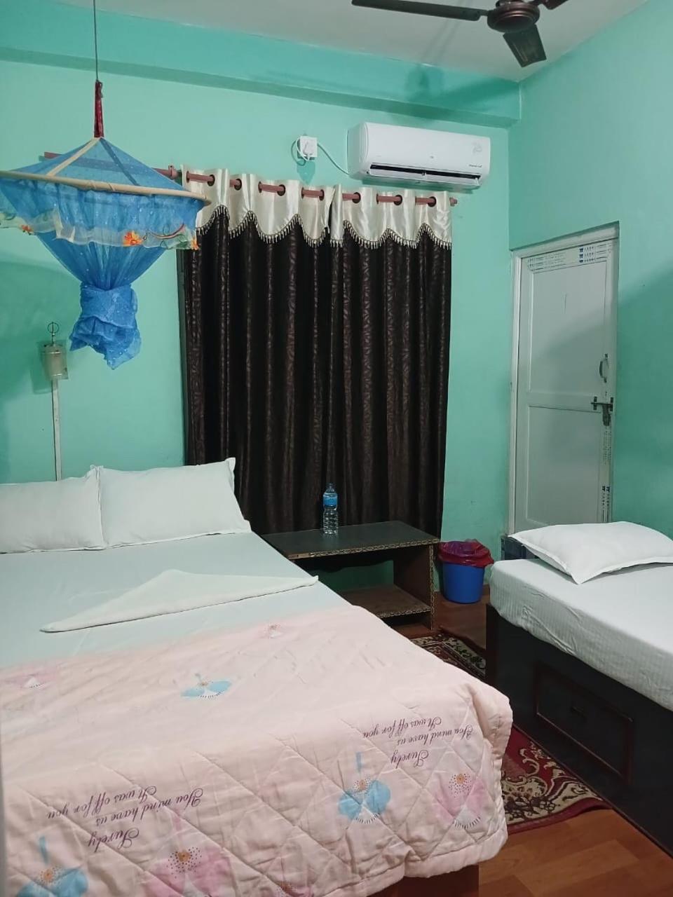 Tiger Corner Inn Homestay Sauraha Exterior foto